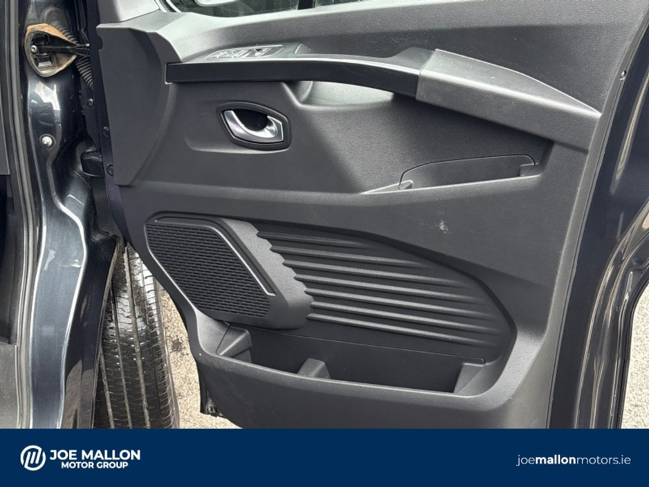 2022 Renault Trafic - image 15