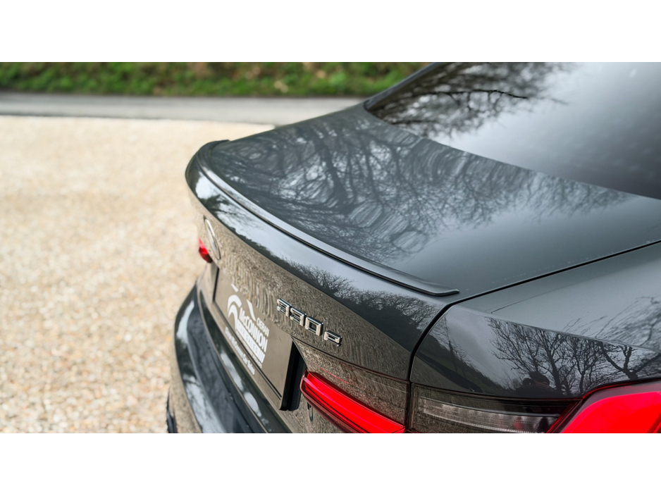 2021 BMW 3 Series - image 3