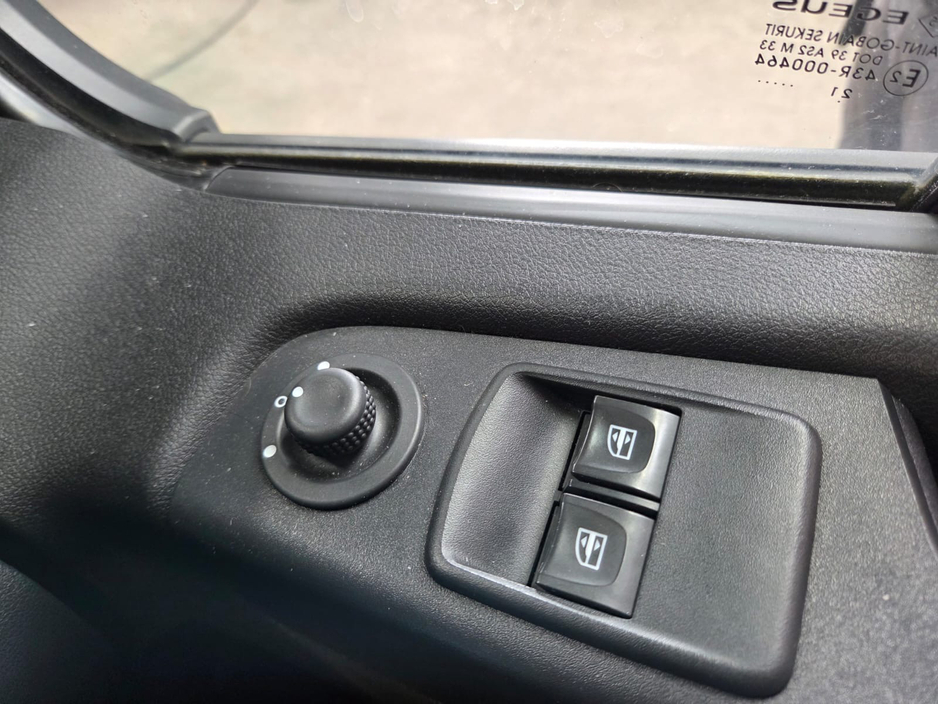 2021 Renault Trafic - image 12