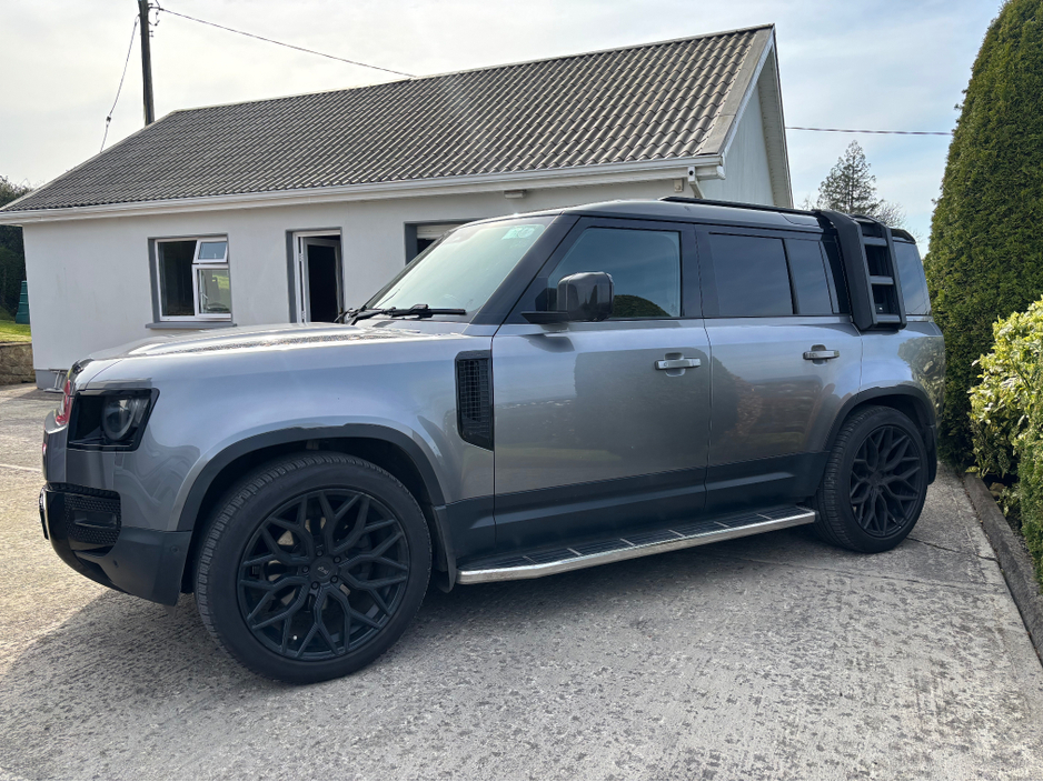 2023 Land Rover Defender - image 5