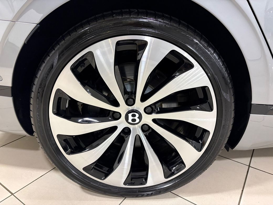 2025 Bentley Flying Spur 3.0 V6 E-HYBRID AZURE=AS NEW//HUGE SPEC=PAN ROOF//BALANCE OF BENTLEY WARRANTY=ONLY €150 ANNUAL ROAD TAX//TAILORED FINANCE PACKAGES AVAILABLE=TRADE INS €249,995