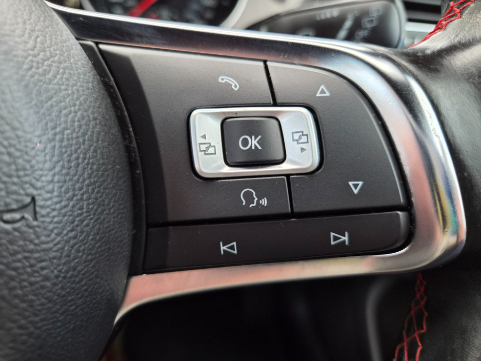 2015 Volkswagen Golf - image 26