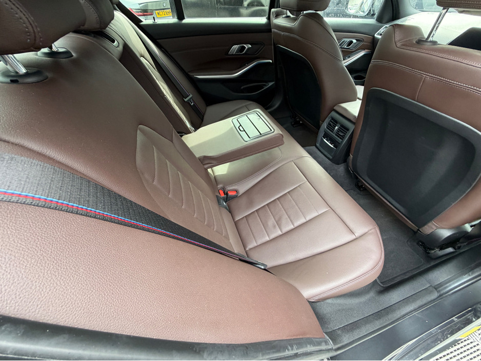 2021 BMW 3 Series - image 12