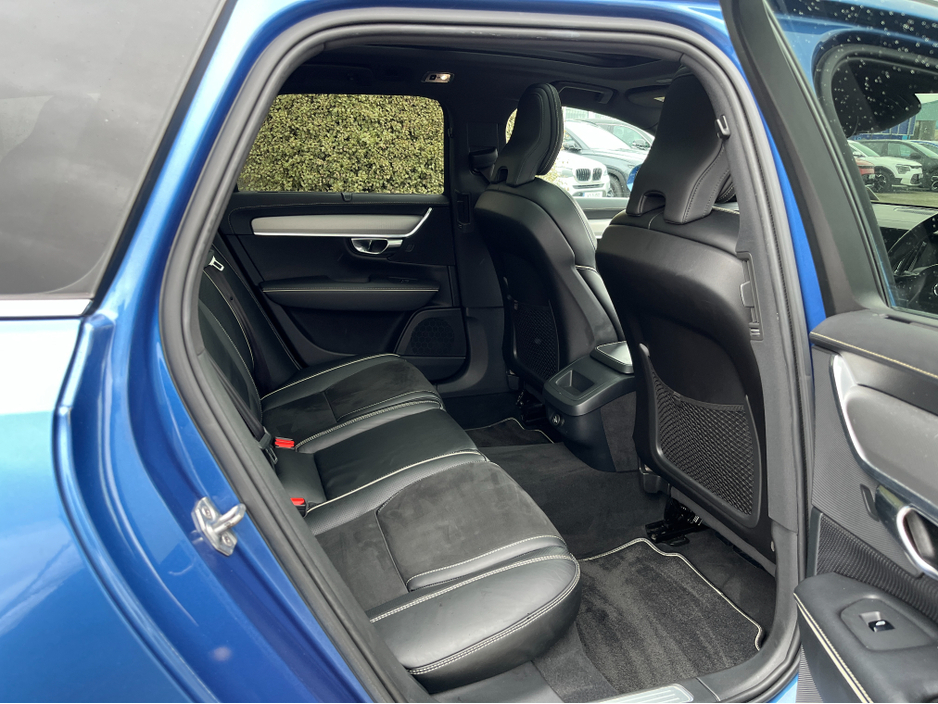 2019 Volvo V90 - image 11