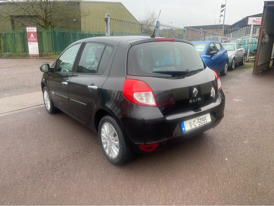 2011 Renault Clio - image 7