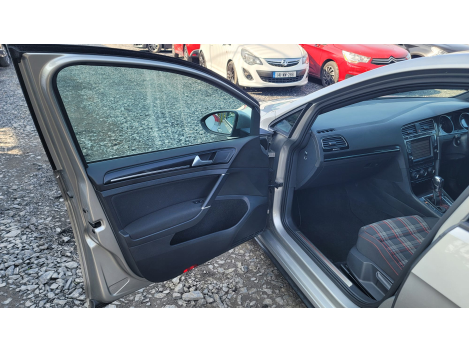 2014 Volkswagen Golf - image 12