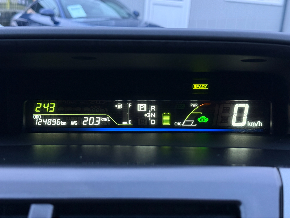 2014 Toyota Prius Alpha - image 23