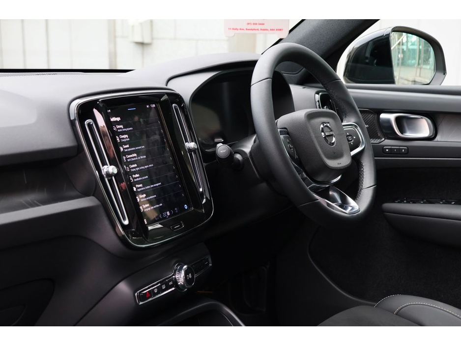 2022 Volvo XC40 - image 13