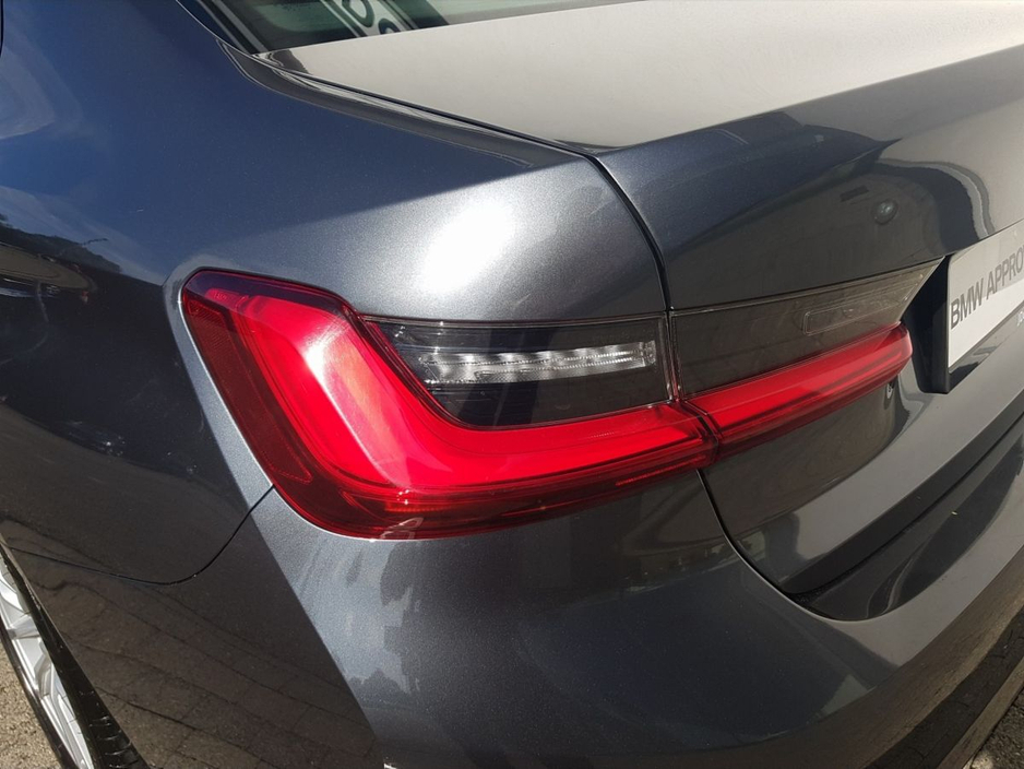 2021 BMW 3 Series - image 19