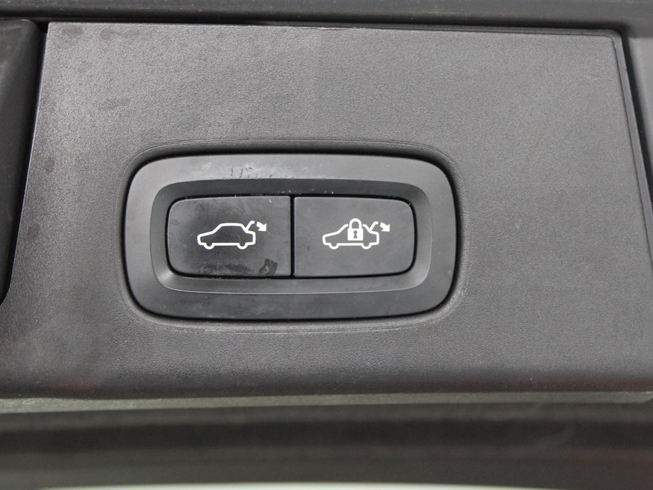 2020 Volvo V90 - image 15