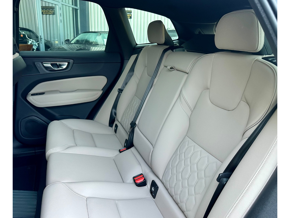 2025 Volvo XC60 - image 15