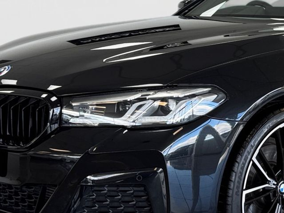 2022 BMW 5 Series - image 9