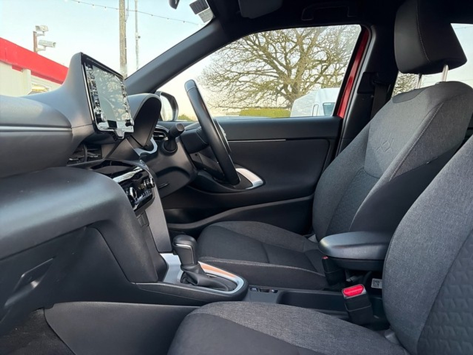 2023 Toyota Yaris Cross CROSS LUNA SPORT €28,888