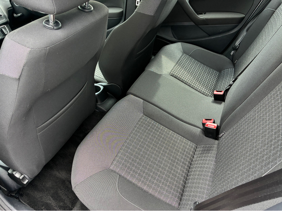 2015 Volkswagen Polo - image 8