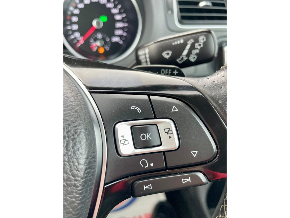 2015 Volkswagen Polo - image 28