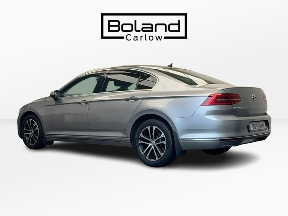 2019 Volkswagen Passat - image 3