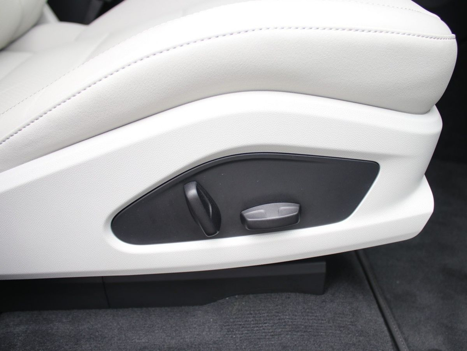 2025 Porsche Macan Electric €82,000