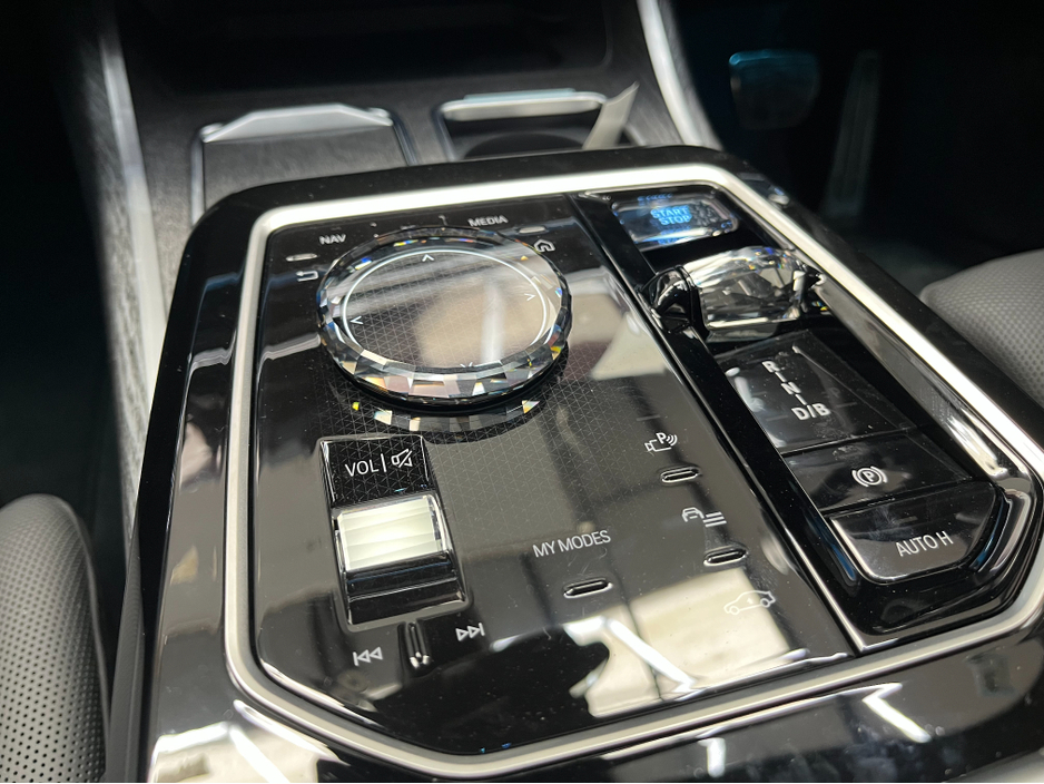 2025 BMW i7 - image 36