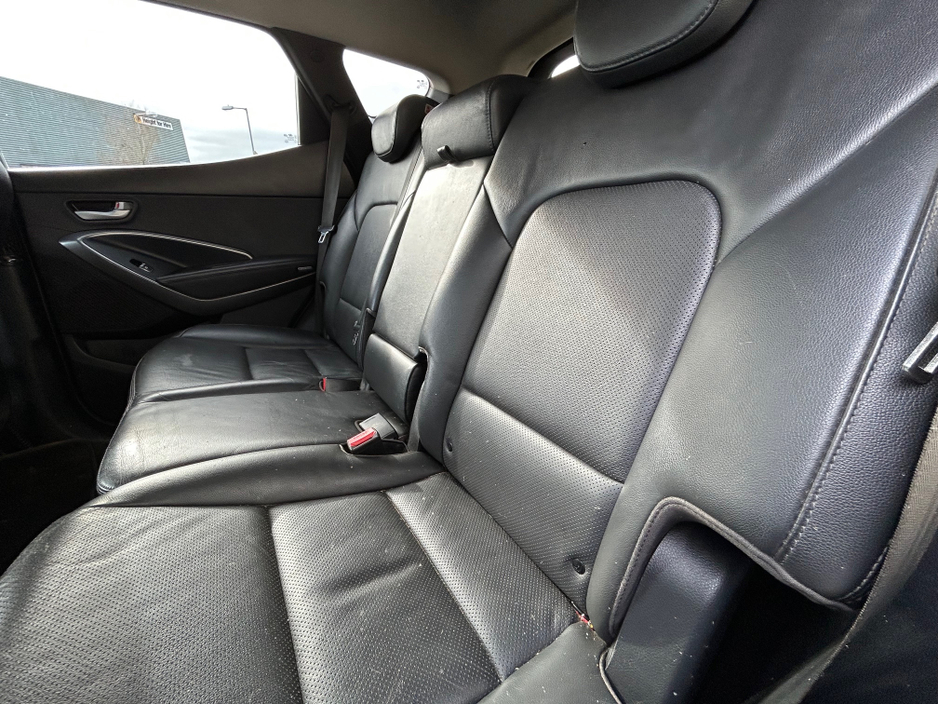 2015 Hyundai Santa Fe - image 10