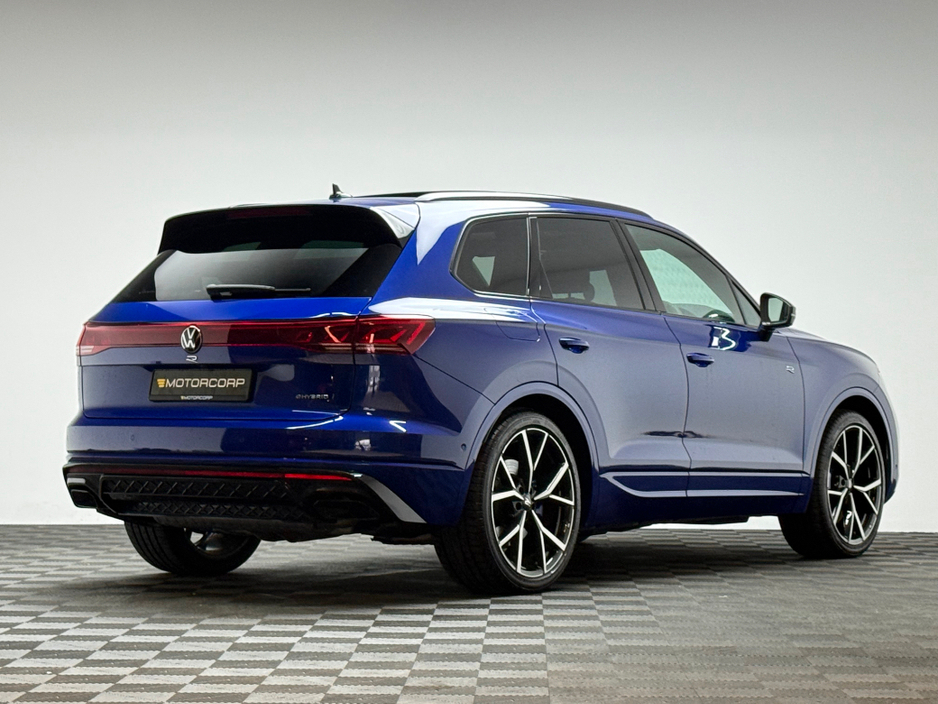 2025 Volkswagen Touareg - image 7