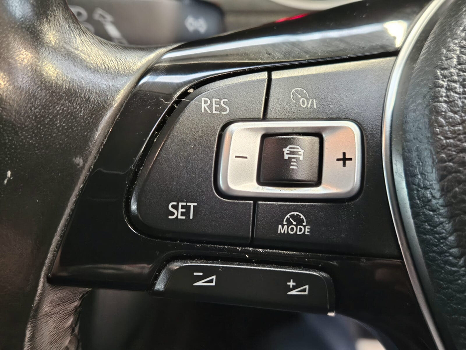 2017 Volkswagen Golf - image 8