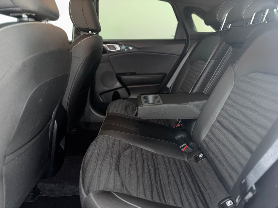 2025 Kia Ceed - image 4