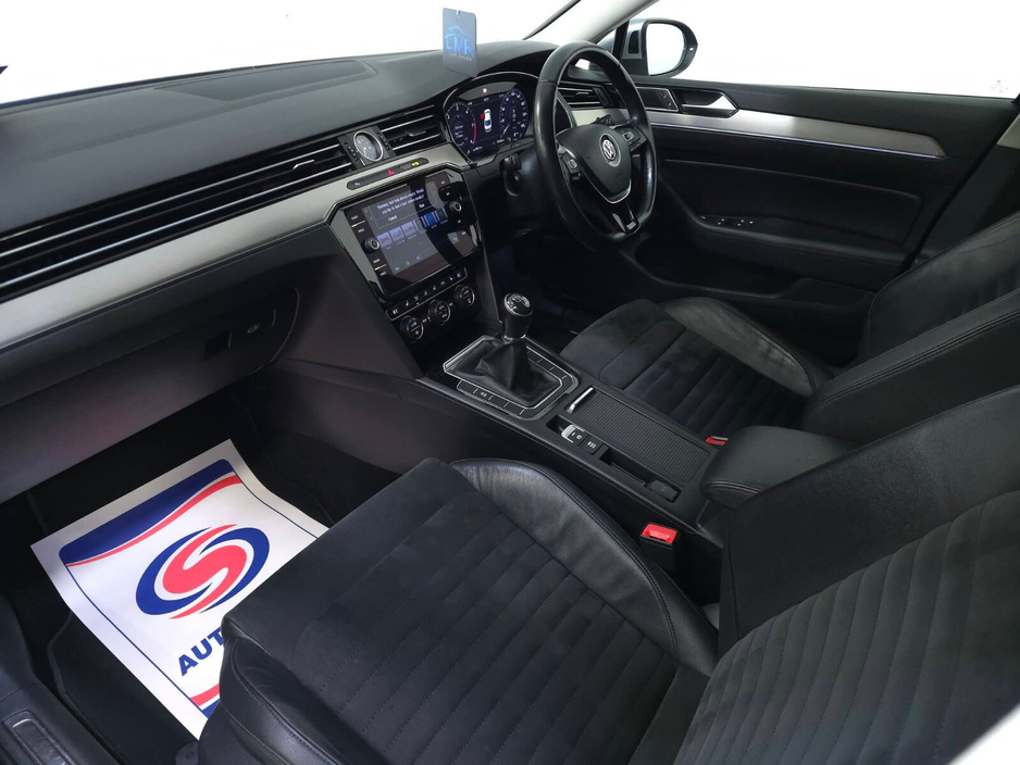 2020 Volkswagen Passat - image 4