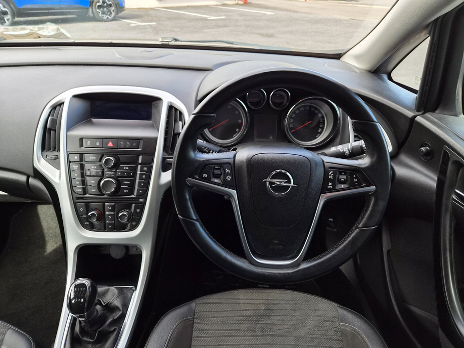 2015 Opel Astra - image 10