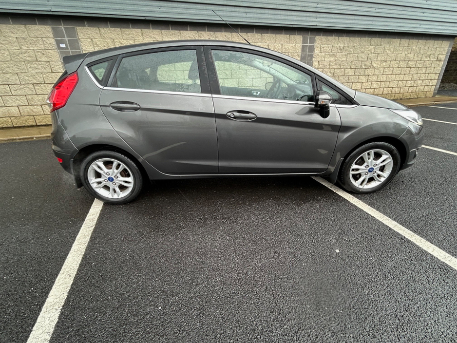 2016 Ford Fiesta - image 5