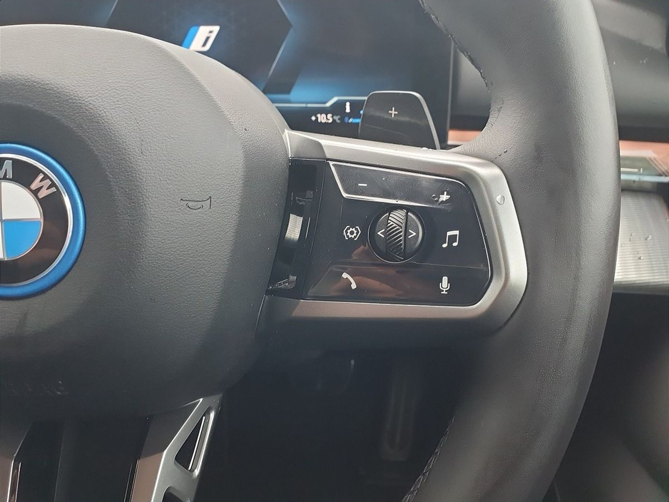 2025 BMW 5 Series - image 18