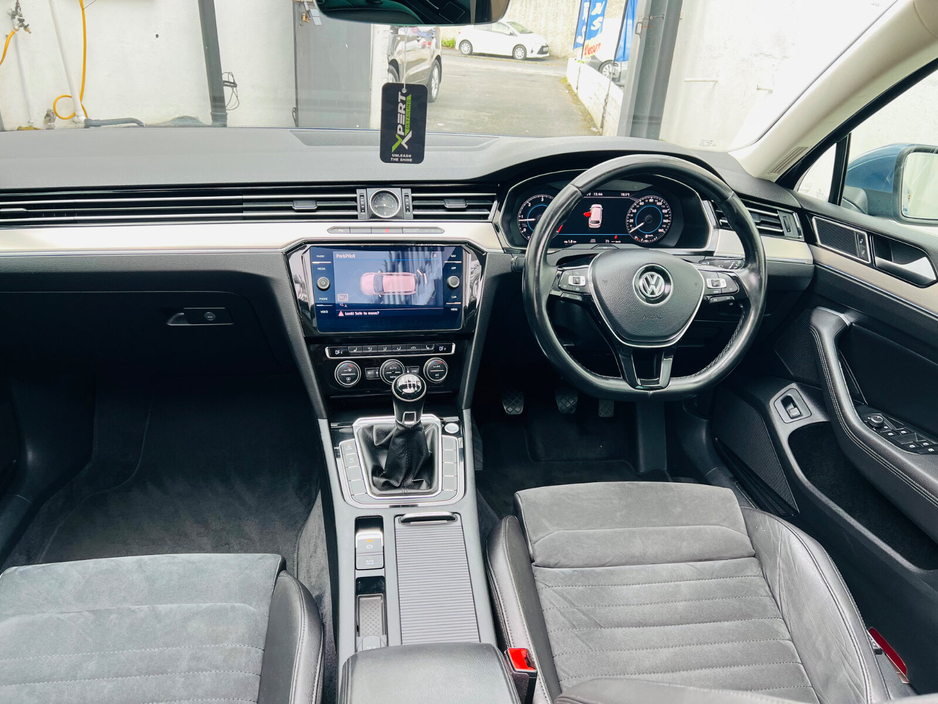 2018 Volkswagen Passat - image 8