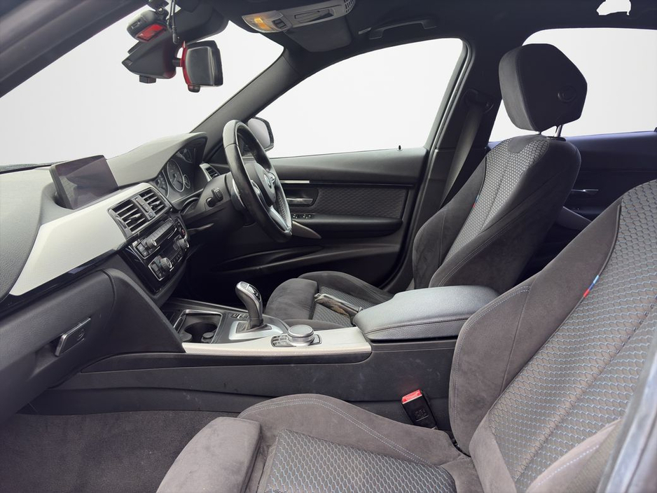 2017 BMW 3 Series - image 14