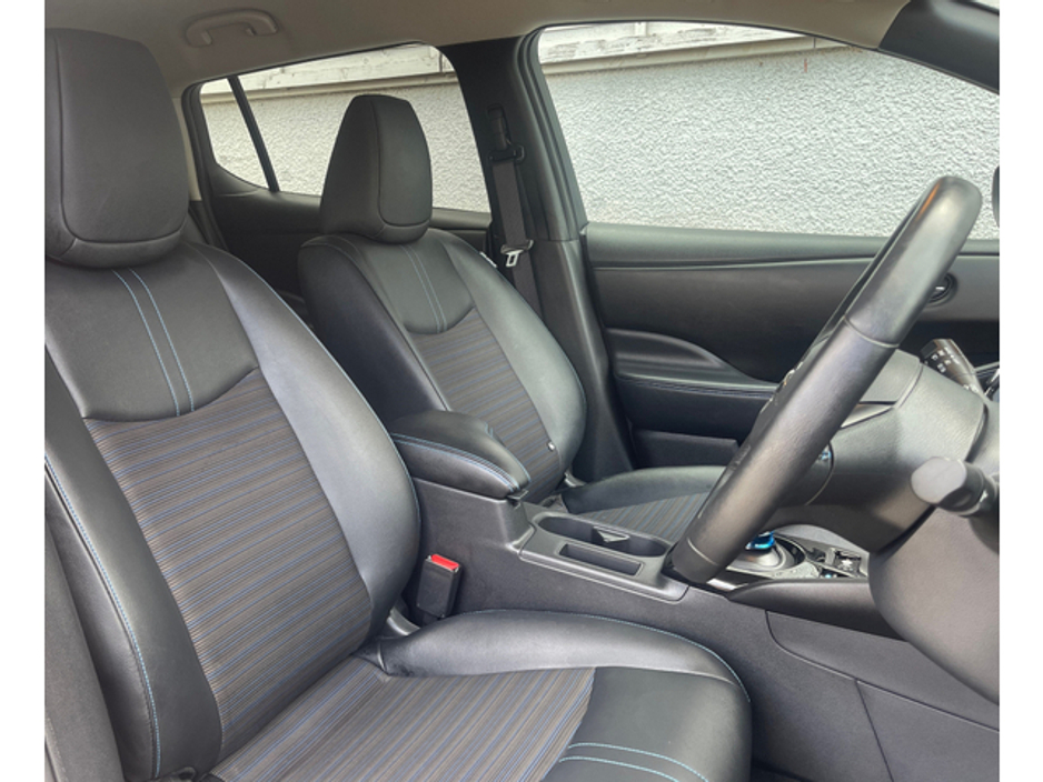 2022 Nissan Leaf - image 8