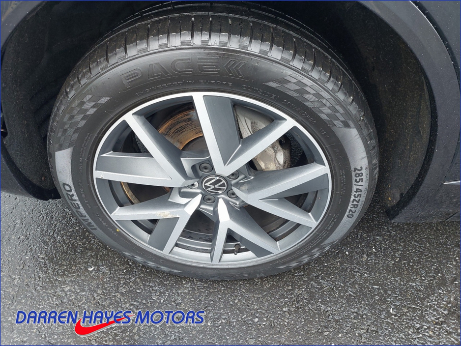 2021 Volkswagen Touareg - image 7