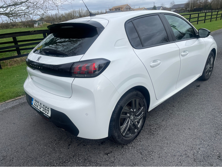 2022 Peugeot 208 - image 3