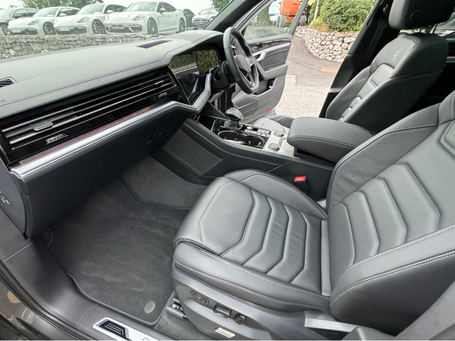 2024 Volkswagen Touareg - image 12