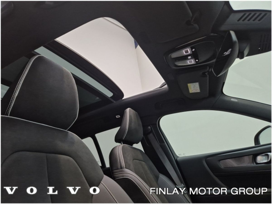 2022 Volvo XC40 - image 20