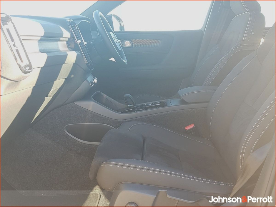 2025 Volvo XC40 2.0 B3 163bhp MHEV Plus Dark (Heated Windscreen / Heated Seats / Cruise Control) €48,900