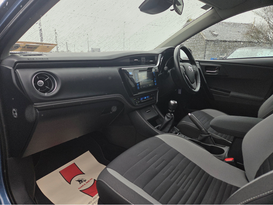 2017 Toyota Auris - image 7