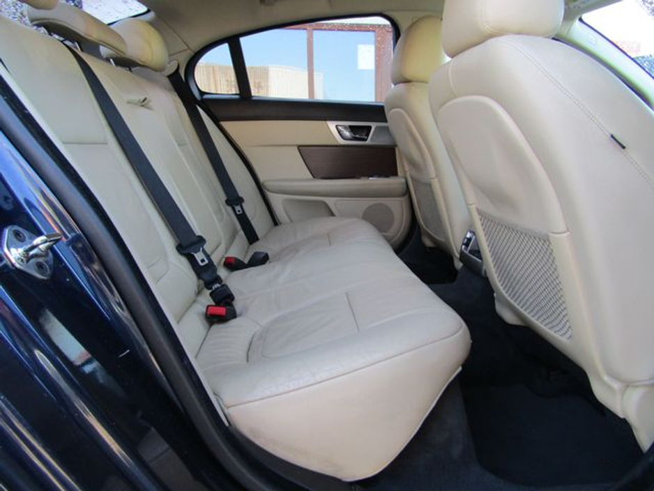 2014 Jaguar XF - image 20