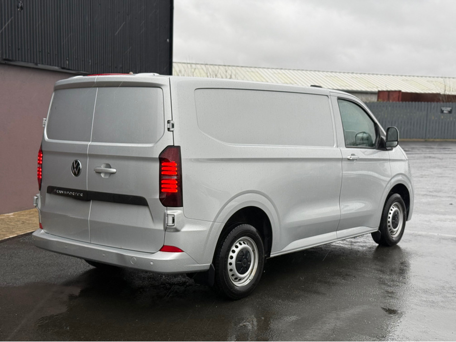 2025 Volkswagen Transporter - image 4