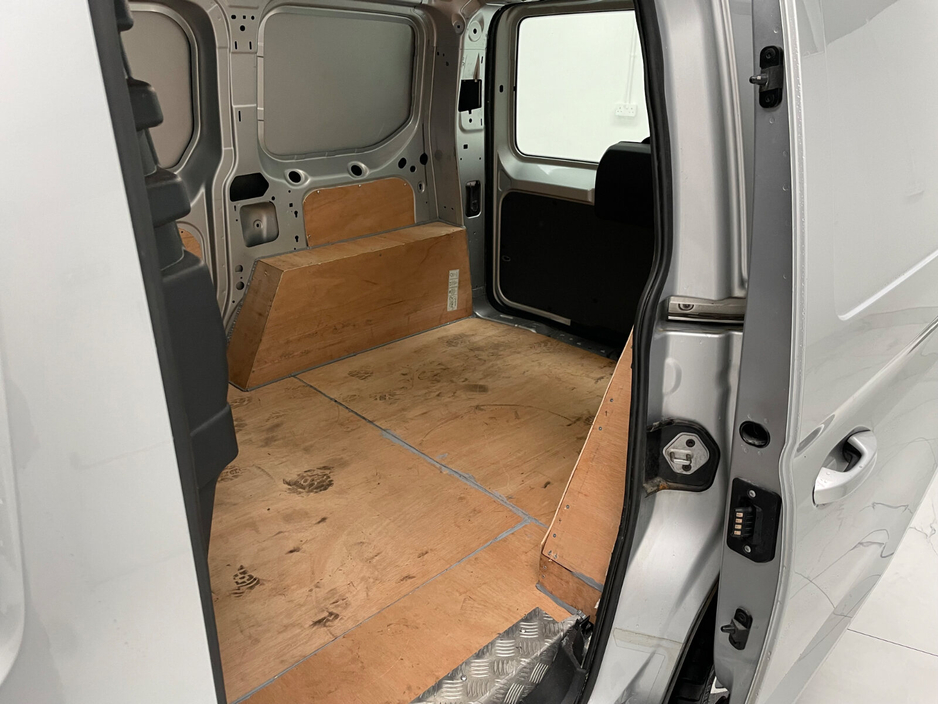 2023 Volkswagen Caddy - image 15