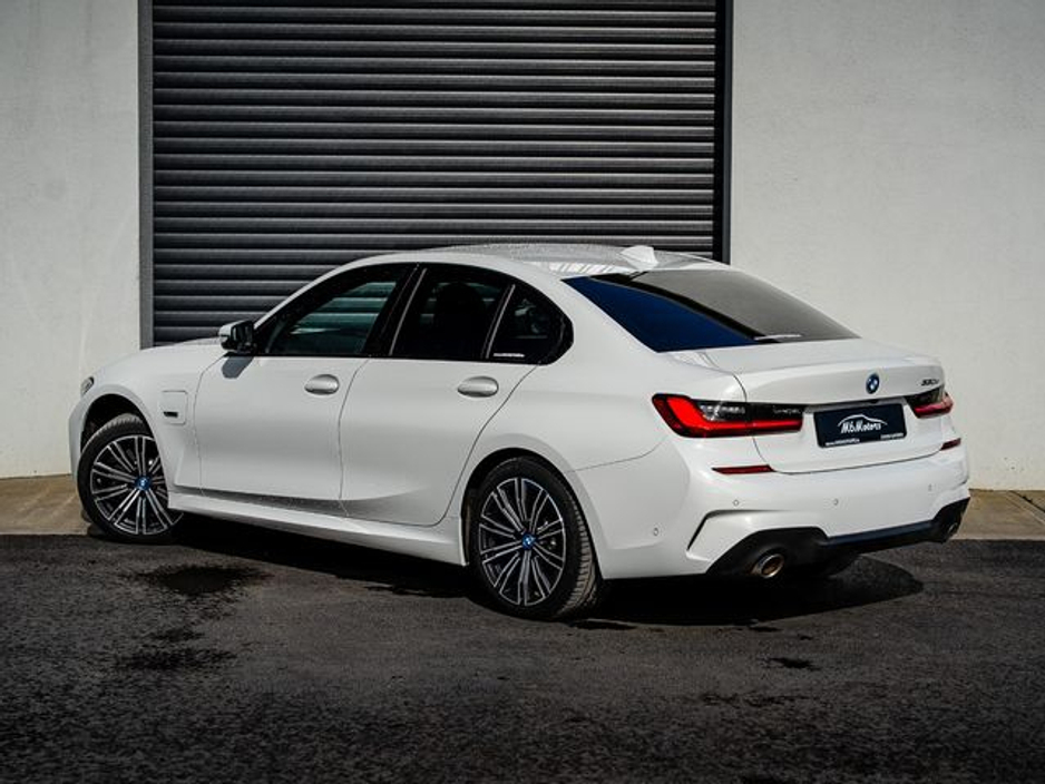 2022 BMW 3 Series - image 5