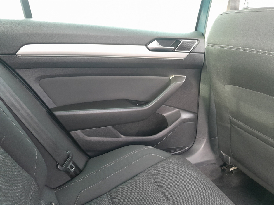 2016 Volkswagen Passat - image 17