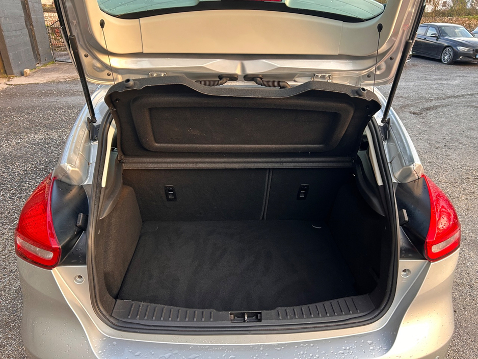 2018 Ford Focus - image 19