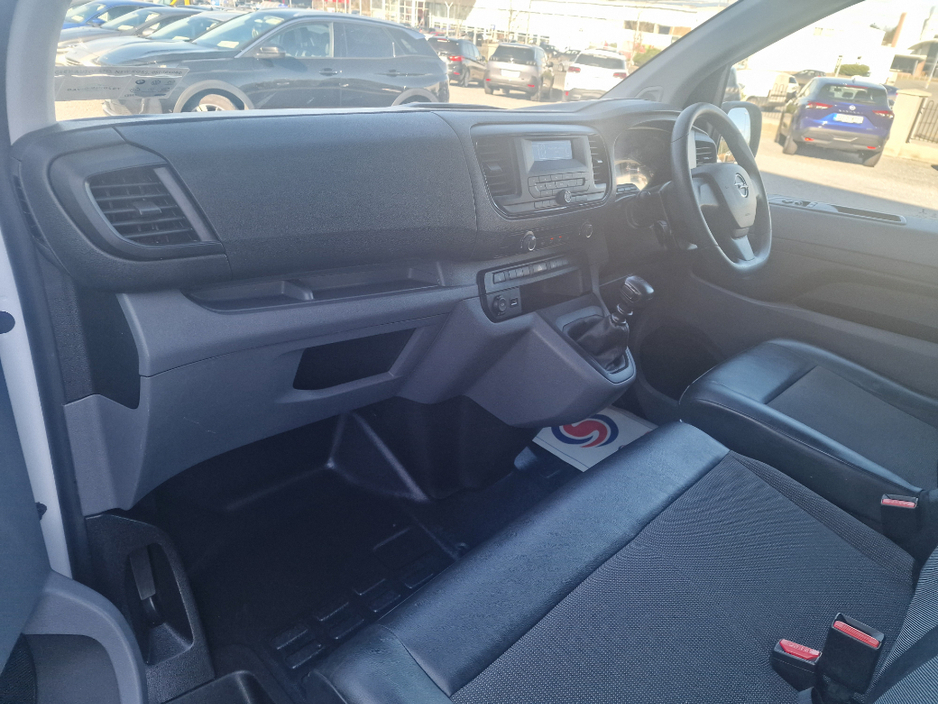 2022 Opel Vivaro - image 9