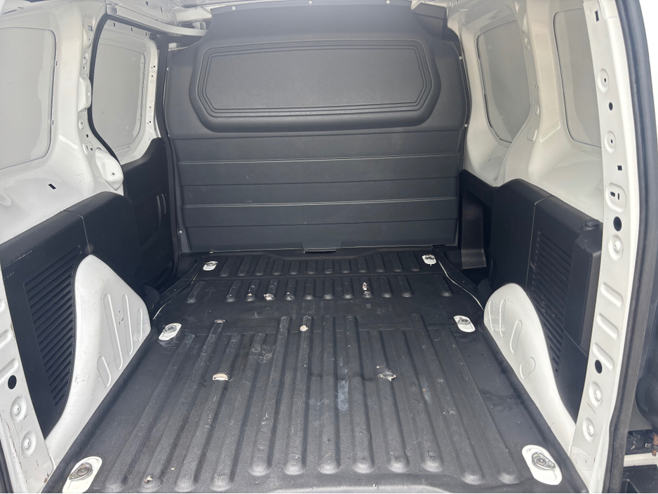 2018 Peugeot Partner - image 13