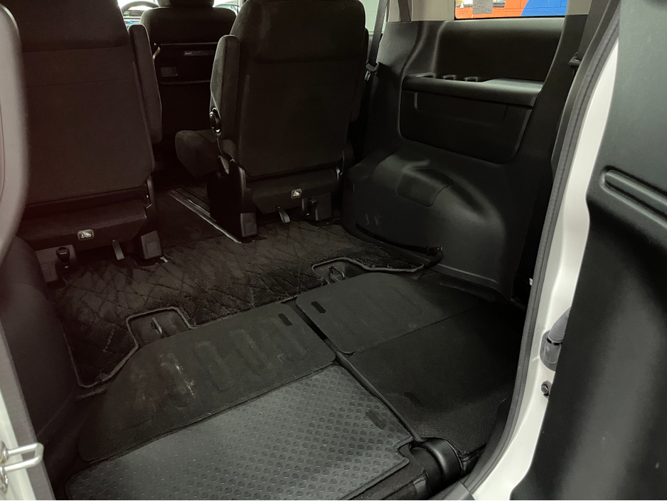 2021 Honda Stepwagon - image 9