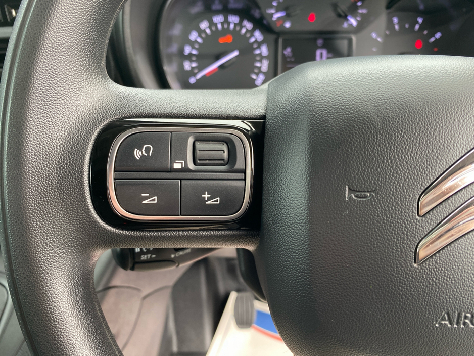 2023 Citroen Berlingo - image 9