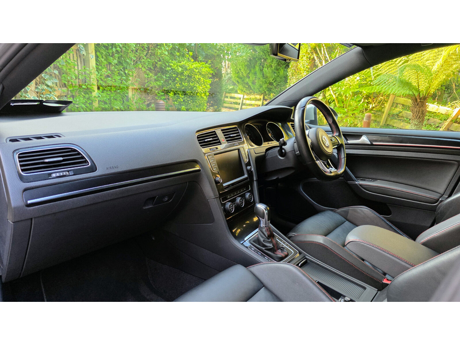 2014 Volkswagen Golf - image 10